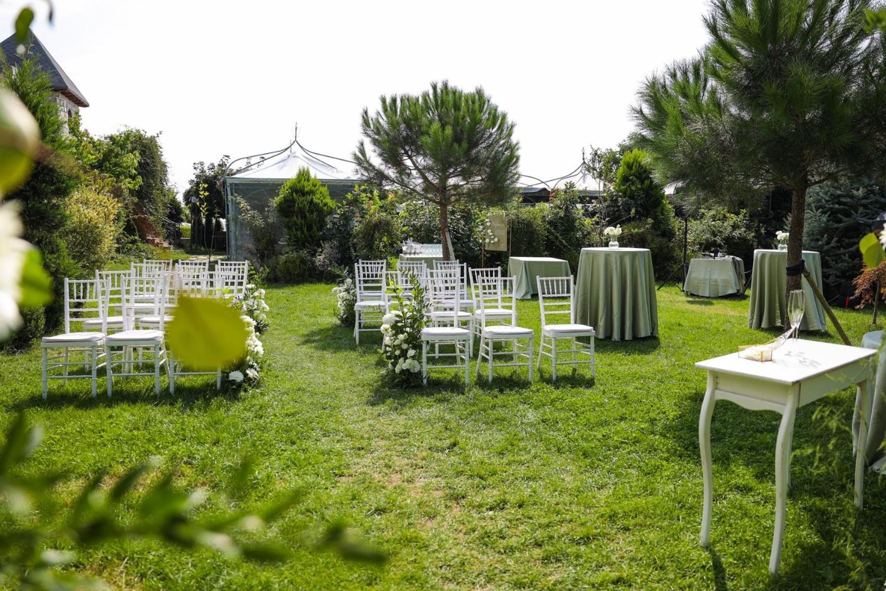 валентина касъл Нощувка със закуска (B & B) 4*